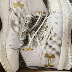 Under Armour Size 9.5 Volleyball Shoes